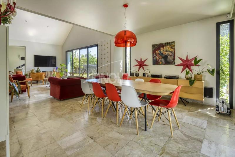 Maison - 327 m² - 15 pièces