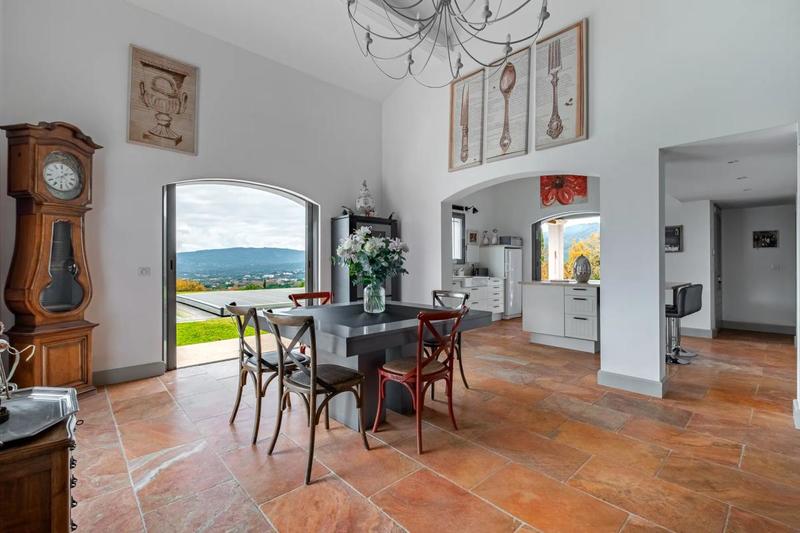 Villa - 252 m² - 8 pièces