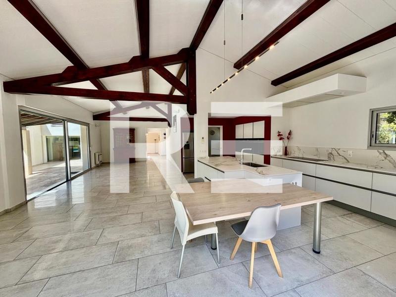 Villa - 357 m² - 9 pièces