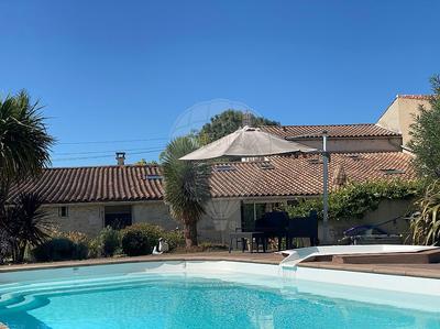 Maison - 220 m² - 8 pièces