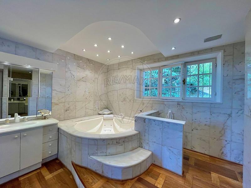 Propriété - 385 m² - 8 pièces