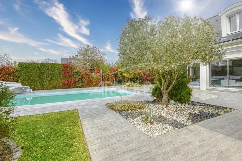 Maison - 249 m² - 6 pièces