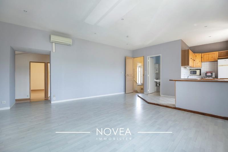 Maison traditionnelle - 259 m² - 8 pièces