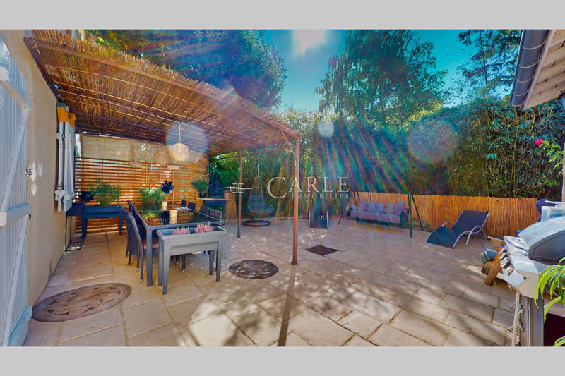 Maison - 330 m² - 8 pièces