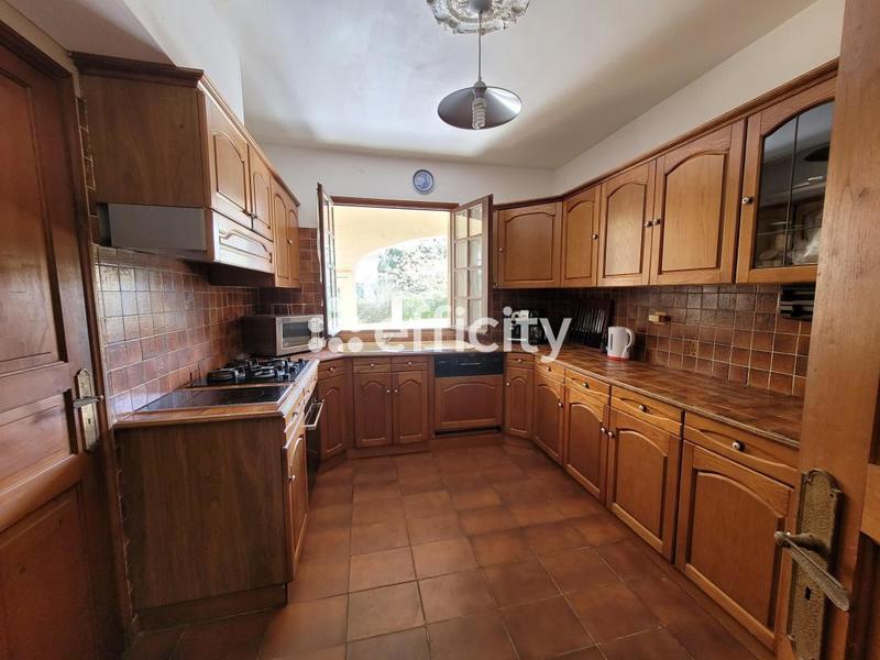 Maison - 260 m² - 12 pièces