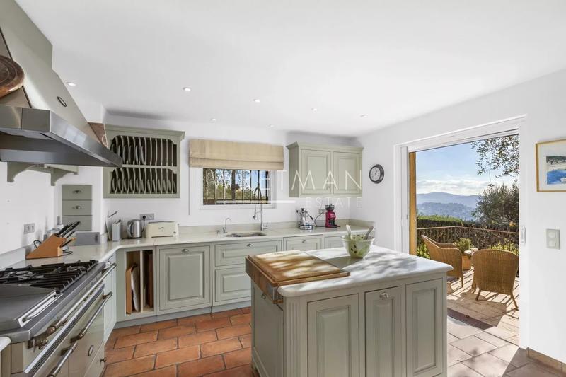 Maison - 240 m² - 6 pièces