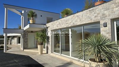 Maison - 460 m² - 6 pièces