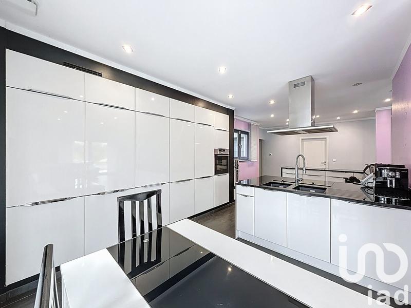 Maison - 230 m² - 6 pièces