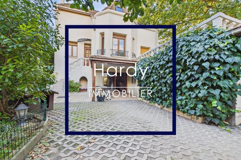 Maison - 266 m² - 9 pièces