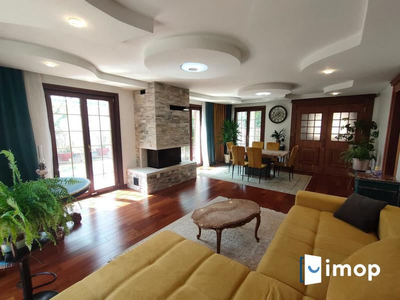 Maison - 214 m² - 8 pièces