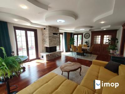 Maison - 214 m² - 8 pièces