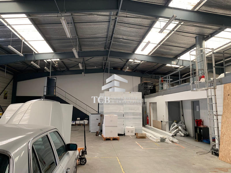 Local d'activités - 1 556 m²