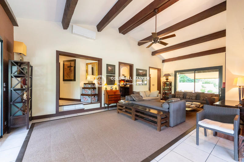 Villa - 250 m² - 6 pièces