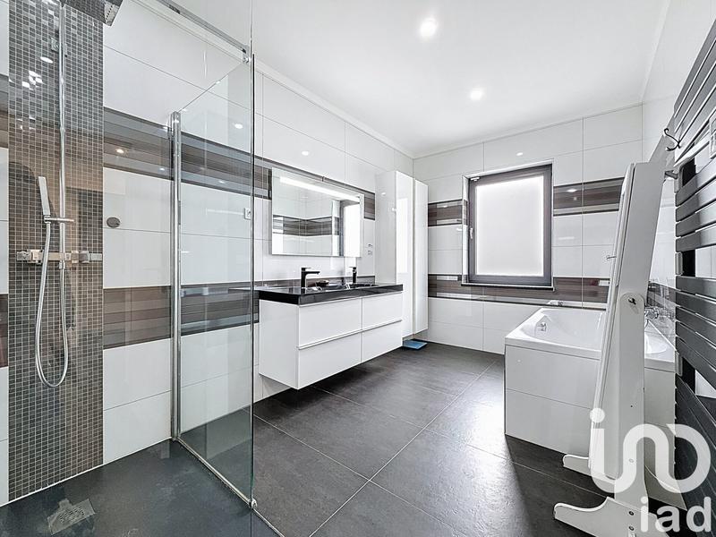 Maison - 230 m² - 6 pièces