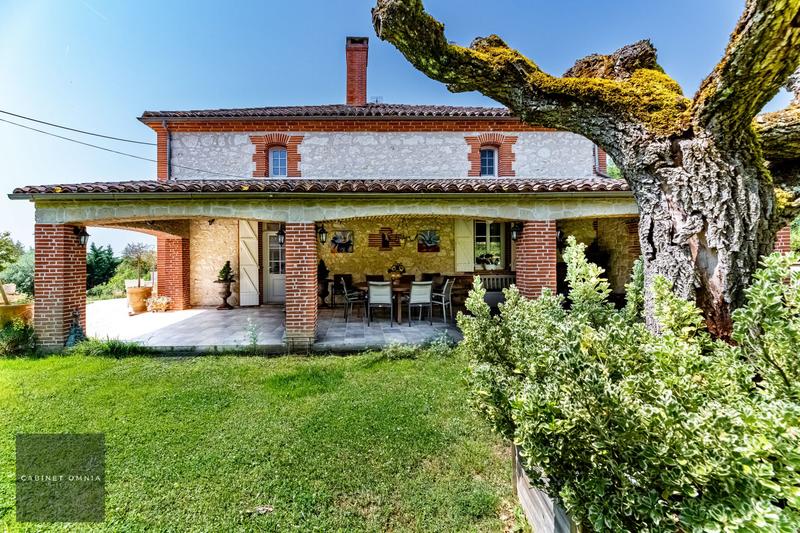 Maison - 330 m² - 11 pièces