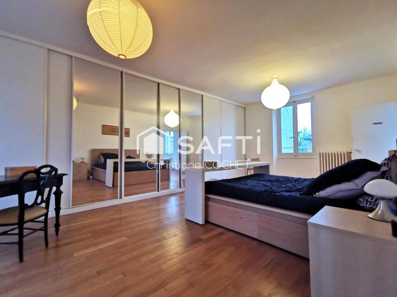 Maison - 220 m² - 6 pièces