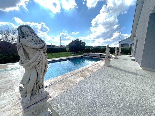 Maison - 222 m² - 7 pièces