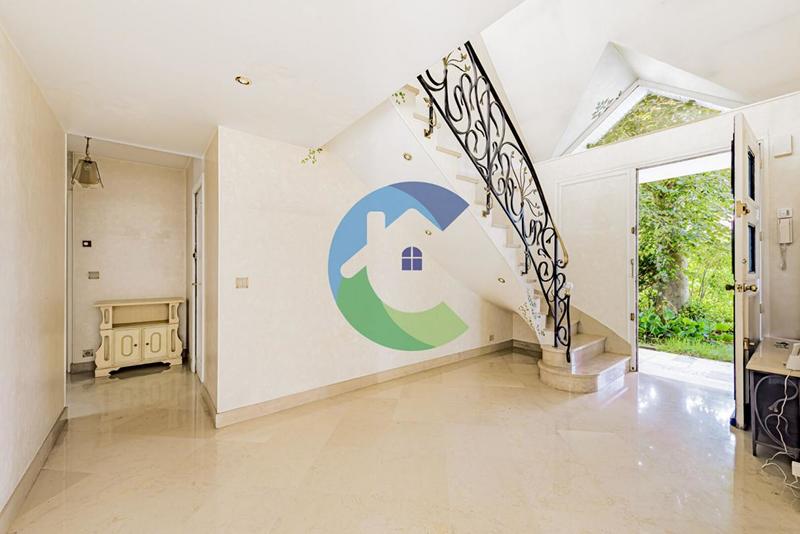 Maison - 215 m² - 8 pièces