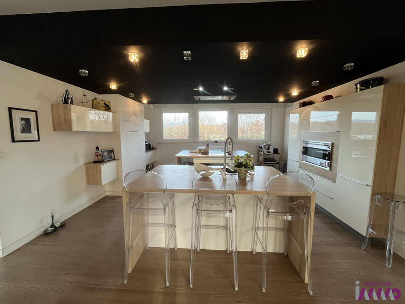 Maison - 240 m² - 9 pièces