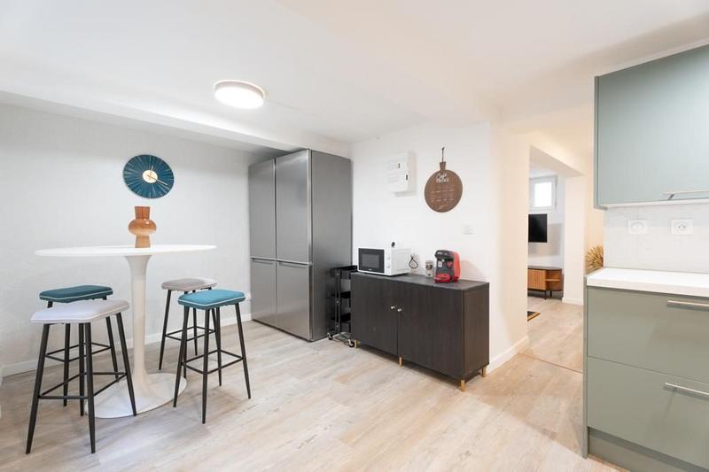 Appartement - 10 m² - 8 pièces