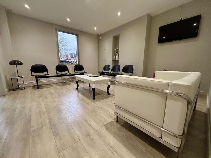 Local commercial - 210 m² - 9 pièces