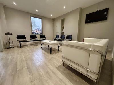 Local commercial - 210 m² - 9 pièces