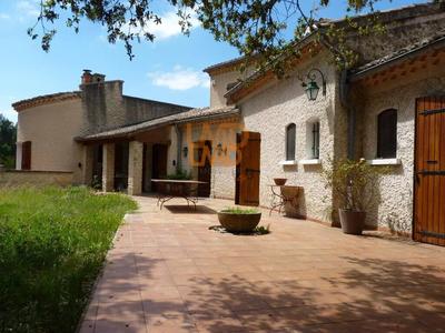 Propriété - 222 m² - 6 pièces