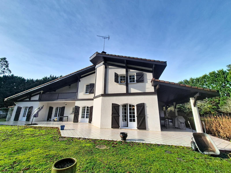 Maison - 312 m² - 9 pièces