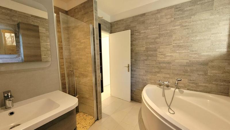 Maison - 242 m² - 9 pièces