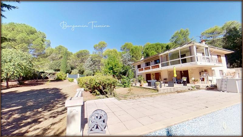 Maison - 204 m² - 7 pièces