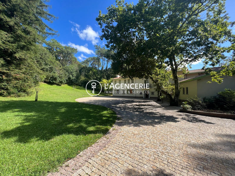 Maison - 420 m² - 10 pièces