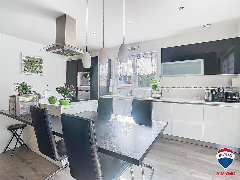 Maison - 220 m² - 6 pièces