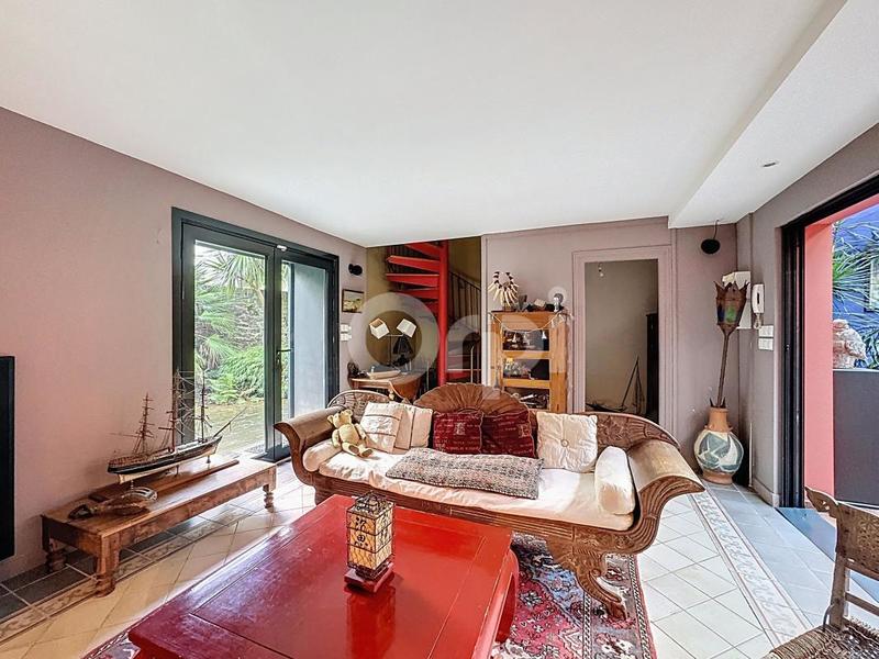 Demeure - 216 m² - 6 pièces