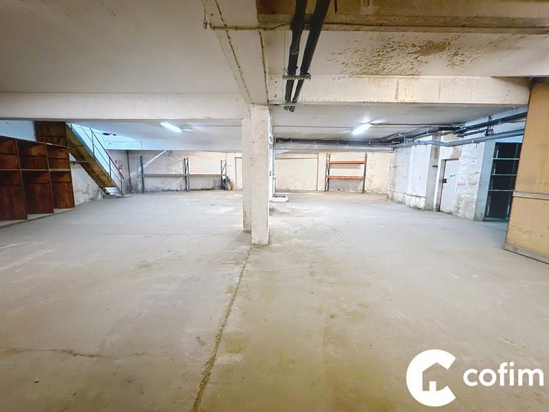 Parking / Garage - 674 m²