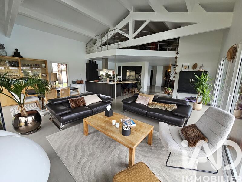 Maison - 251 m² - 5 pièces