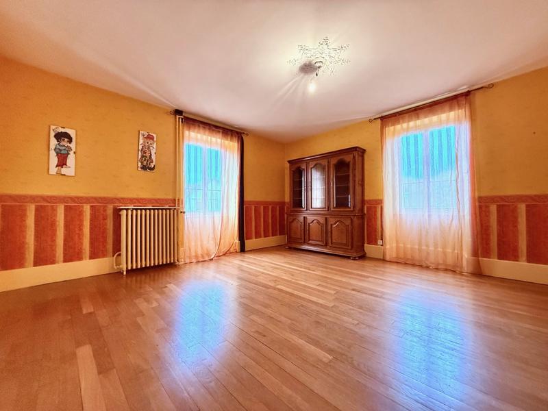 Maison - 240 m² - 9 pièces