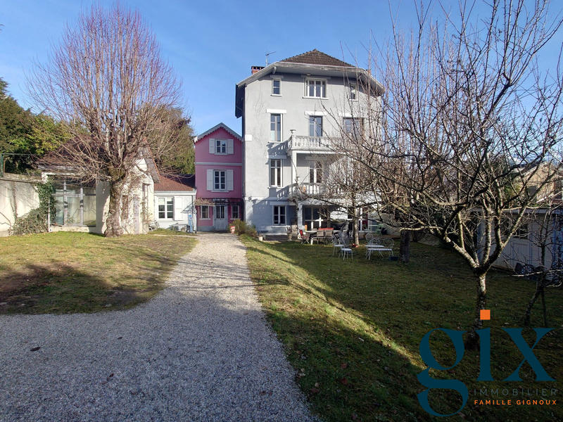 Maison - 266 m² - 8 pièces