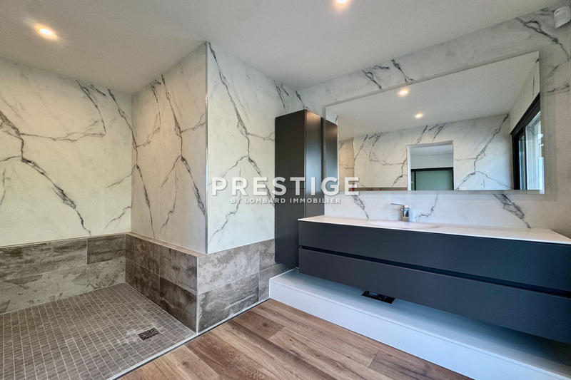 Maison - 255 m² - 8 pièces