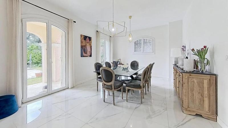 Villa - 222 m² - 6 pièces