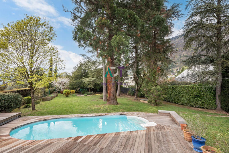 Maison - 253 m² - 8 pièces