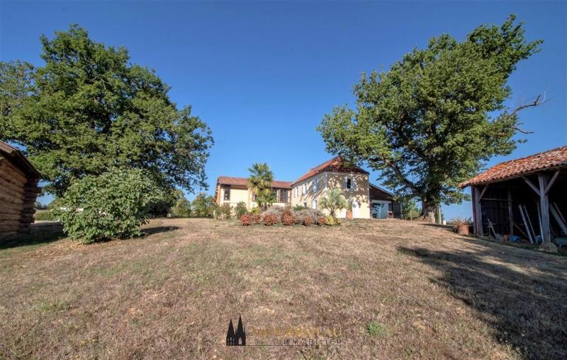 Propriété - 260 m² - 11 pièces