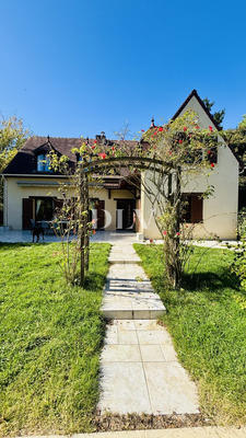 Maison - 214 m² - 8 pièces