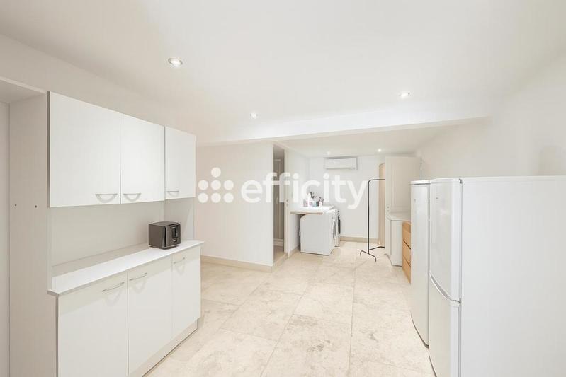 Maison - 305 m² - 7 pièces