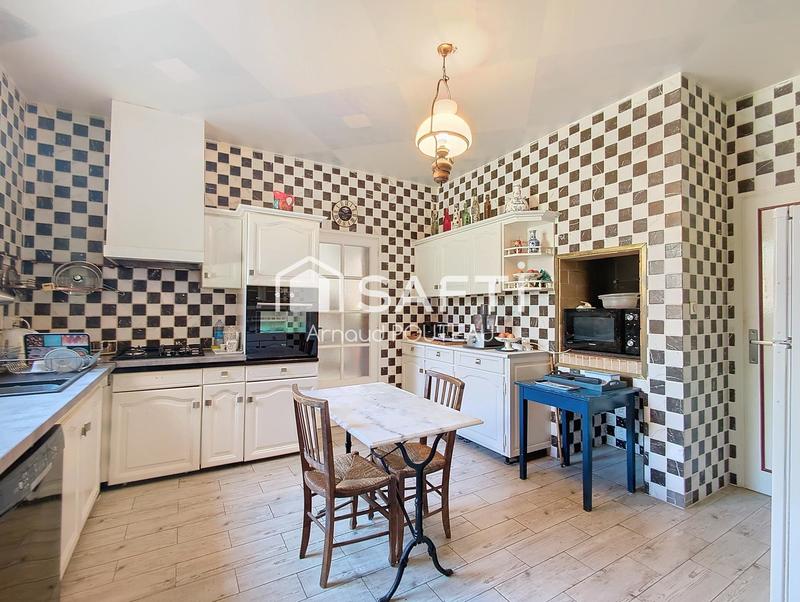 Propriété - 255 m² - 8 pièces