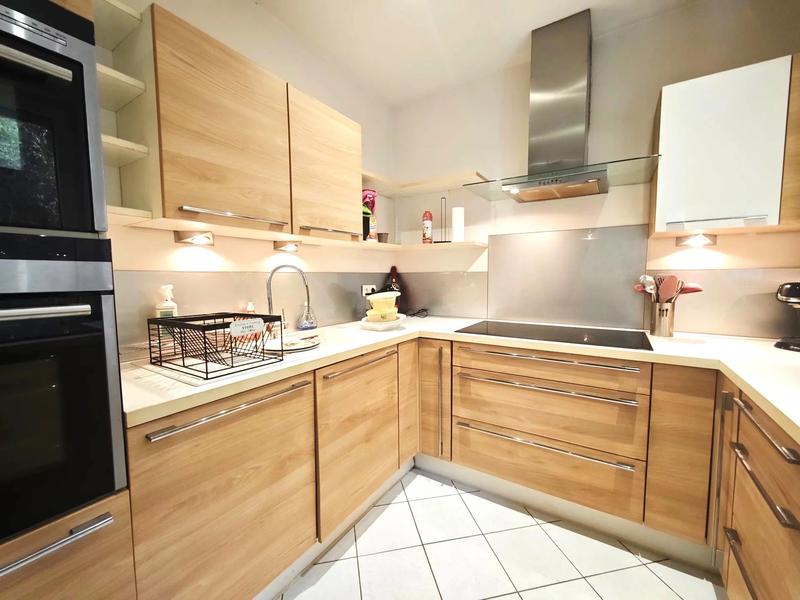 Maison - 205 m² - 9 pièces