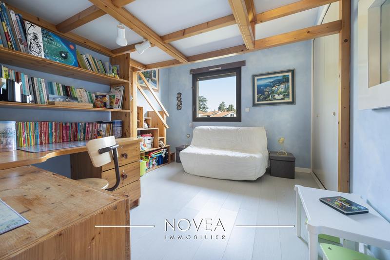 Maison - 242 m² - 10 pièces