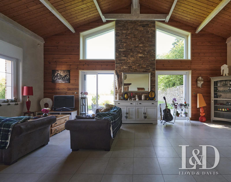 Maison - 460 m² - 10 pièces