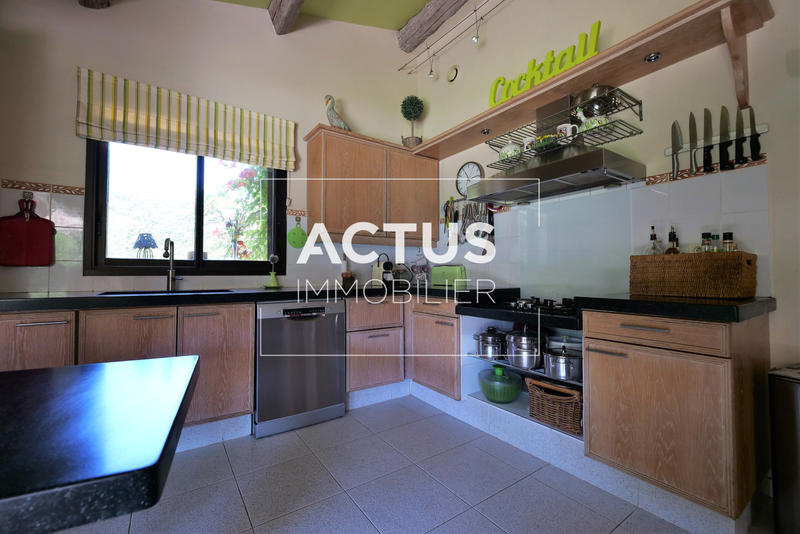 Maison - 210 m² - 7 pièces