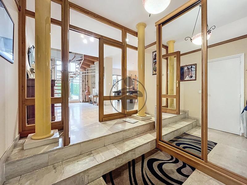 Maison - 229 m² - 7 pièces