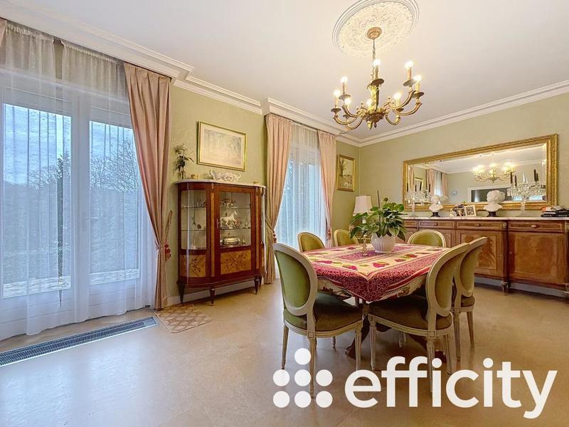 Maison - 221 m² - 5 pièces